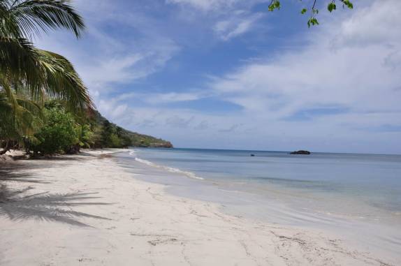 Praia de areias brancas em Providencia, ilha colombiana no Caribe
